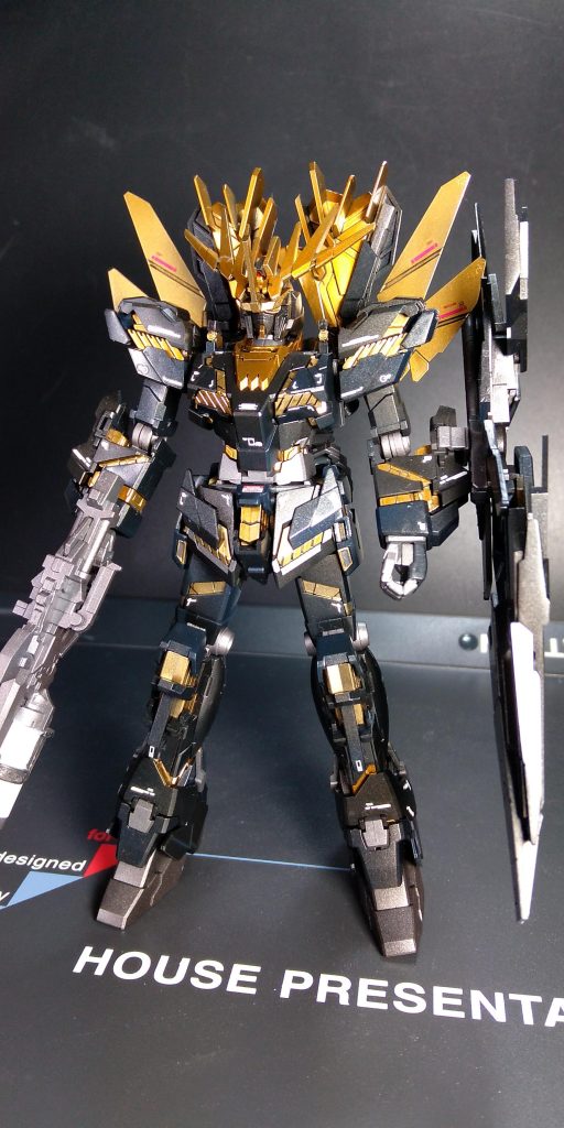 艶消しクリアー仕上げ前の画像です。パーツから毎に反射して上手に撮影が出来ませんでした。いつもデスクライトを3台使用して撮影するのですが、今回はとても苦労しました。