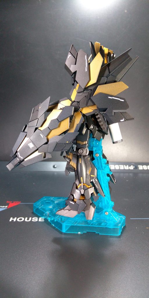 バンシィ・ノルンは大きなデカールを貼るスペースが少なく、何時もはすぐに大きめのEFSFシールを貼り付けたくなる性分名のですが、諦めて小さめのコーションデカールを貼っています。