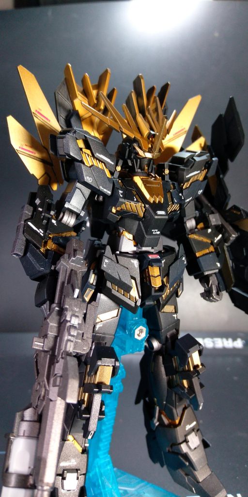 ボディ部分も成形色は濃いブルーでしたが、いつも関節部分に使う黒鉄色にて塗装し、関節部分は焼鉄色にて全身メタリックカラー仕上げとなりますが、光沢が反射して撮影が上手に出来ず艶消しクリアー仕上げです。