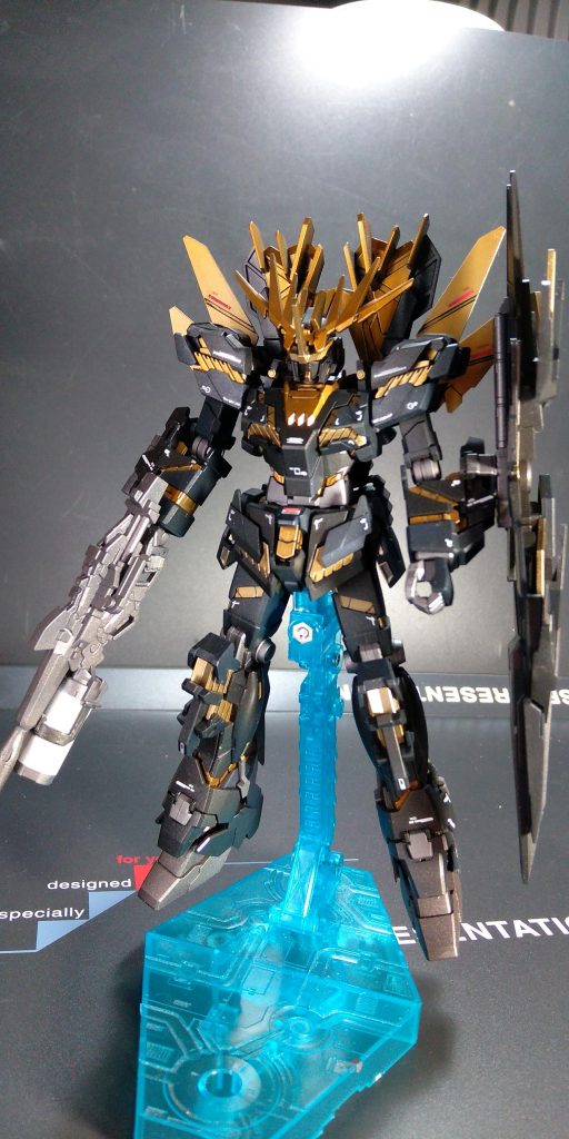 ゴールド部分は黒サフからシルバー塗装後にクリアーオレンジを塗装して初めてのキャンディ風塗装にチャレンジしました。仕上がりの光沢はイマイチでしたが、黒色にゴールドと定番の組み合わせででいい感じに仕上がりました。