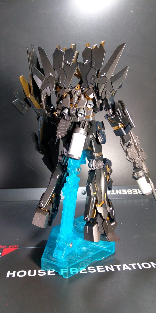 背面は手抜きのデカール少なめです。黒色ベースのカラーが多くアクセントでリボルビングランチャーは白く塗りました。