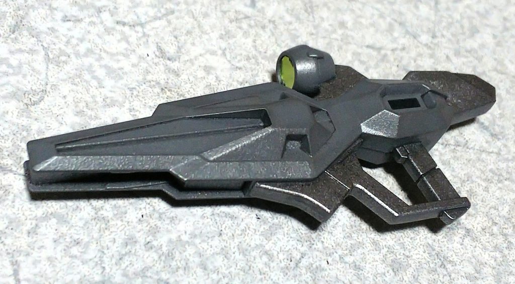 ビームライフルは、基部にパネルが装着されているイメージで、ライトガンメタルとグレーで色分け。サイト部はライトグリーンのメタリックシールを貼り付け。