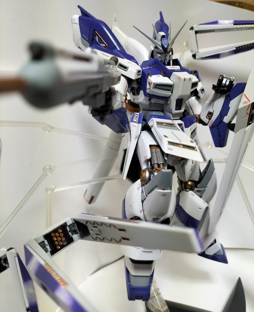 今回も装甲は爪磨き用のスポンジヤスリ（バッファというらしい）で光沢が出るように磨き、ホワイトパールの缶スプレーで塗装してます。下地処理だけです。