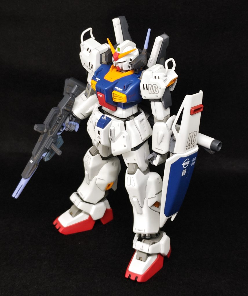 主な工作です。肘関節と顔の後ハメ加工両脇腹を各1ミリ幅詰め、下に1ミリ延長足底に1ミリプラ板を貼り、併せて爪先の形状を調整外装パーツのエッジをC面が無くなるまで丸める。そして今まで殆どやったことの無い凹モールドとスジボリを、少しだけですがやってみました。ガタガタで恥ずかしい限りですが、やってみないことには上達しませんからね。いくつか新しい工具も導入しました。  苦労した塗装ですが、以前RX-78で白の缶スプレーがエッジに乗らずに苦戦したのに、またやってしまいました。白サフの上に白だと塗り残しが判りにくいだろうし、グランプリホワイトなら少しは隠蔽力があると思ってグレーサフを下地にしたのですが、結果は同じでした。1缶吹き終わった時点で、引き返すなら今しかないと思い、ヤスリ掛けで塗料とサフを落とし、白サフからやり直しました。よくよく考えれば、塗り残しが判りにくいことは、それはそれで別によかったんですよね。他は全て水性アクリルの筆塗りです。フレームを明るめのグレーにしたのは、以前からやってみたかったことです。