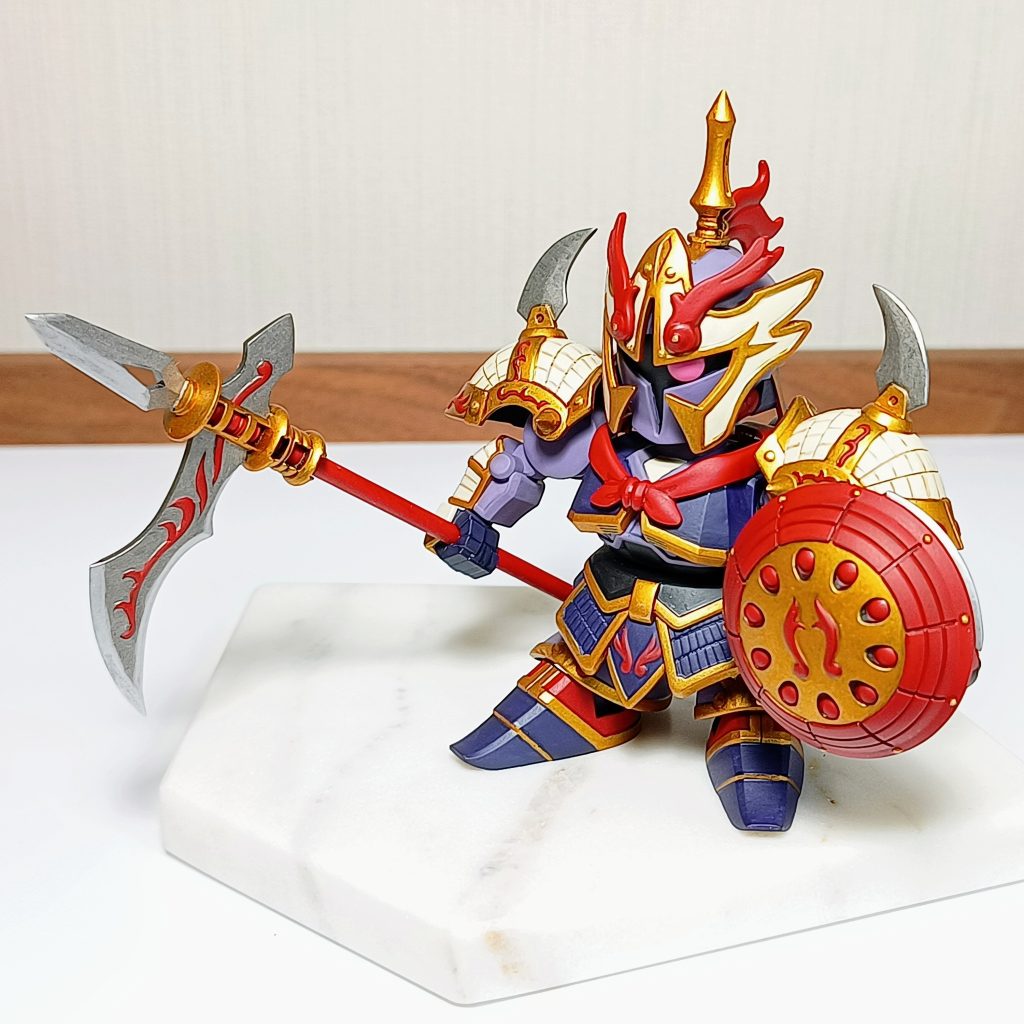 立ち姿。高貴なかんじにしたかったので白を多めに塗り分け。モノアイも動くようにしました。