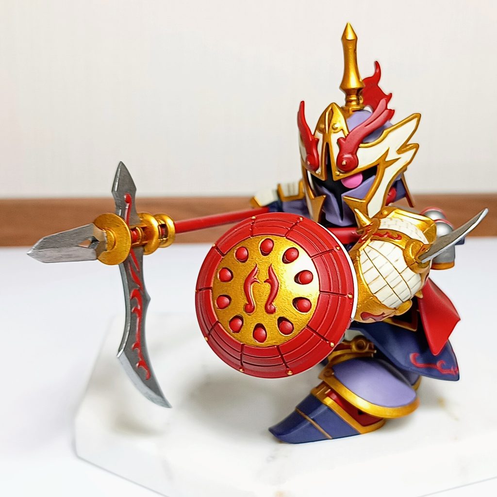 サザキ一族に伝わる鉄壁の盾!ではなく、鋭牙盤(えいがばん)という円形盾です。長柄武器は撃鋭牙(げきえいが)。