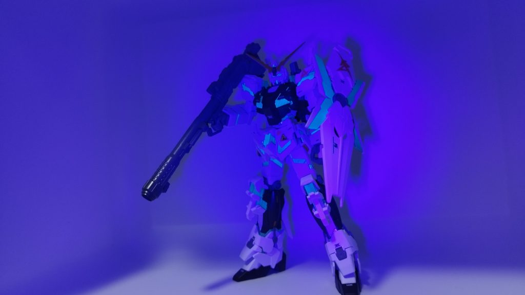 サイコフレームはUVに反応して光りますなぜ光るかは、わからんのです。