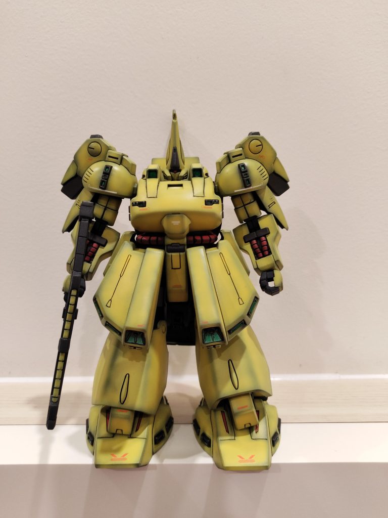 正面から1枚。デカールは余り物を適当に。。。