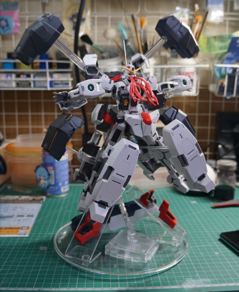 完全に固定せず、見える所に穴を開けず、このクソ重たいパーツ達を宙に浮かす。っていうのはなかなかに骨が折れました。ずっとウンウン唸ってましたね。夏ぐらいから。なんかいい素材ないかとか言いながら100均うろついてたりもしました。なもんで100均のアクリル素材なんかも使用してますね。