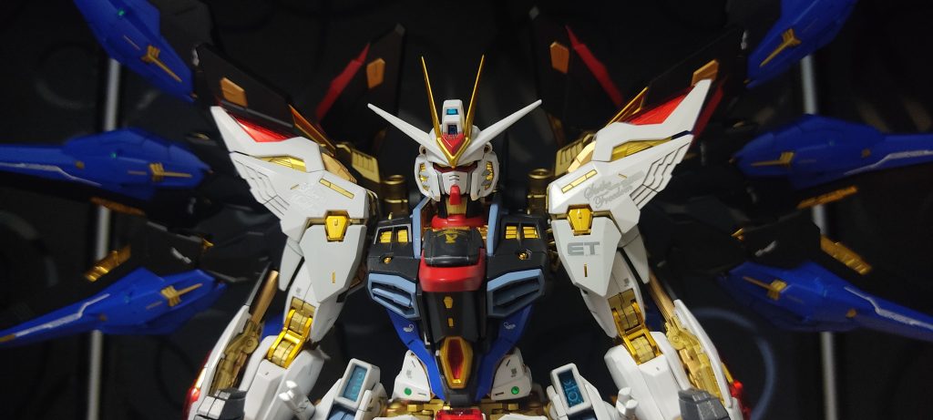 外装の使用カラーは以下になります。(クレオス使用)MSホワイト、MSブルー(Z系)、MSサザビーレッドミッドナイトブルー、ライトグレーFS36495、ブルーグレー(調色:MSライトブルー+MSファントムグレー)トップコートはスーパークリア(半光沢)使用です。*付属専用台座はGXブルーゴールドで塗装。