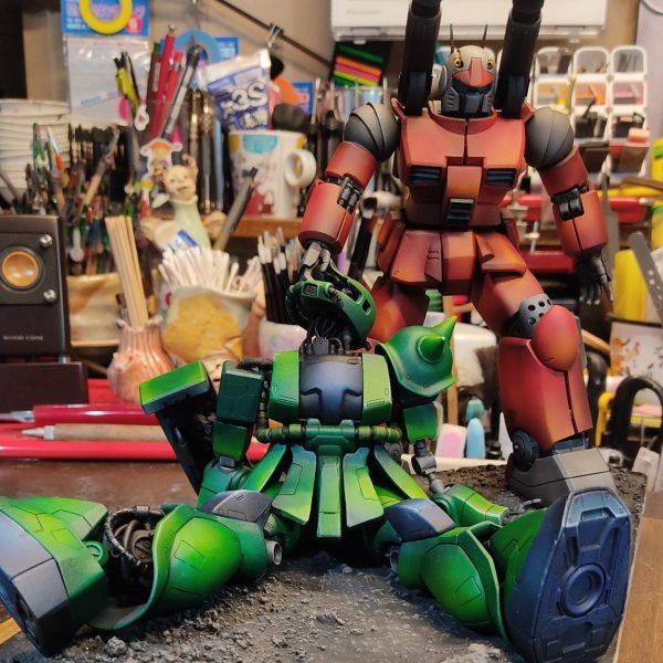 油絵具筆塗りです。MGガンキャノン、ザクⅡ完成しました