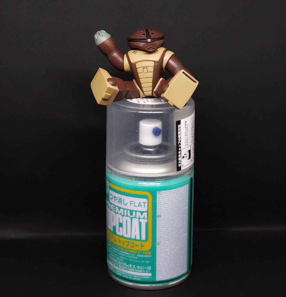 大きさ比較用です。1/144の半分…にしては小さ過ぎないですかね？しかしアッガイだから私にも作れましたが、これがＺ以降のメカだったら、私の視力ではもう無理ですね。