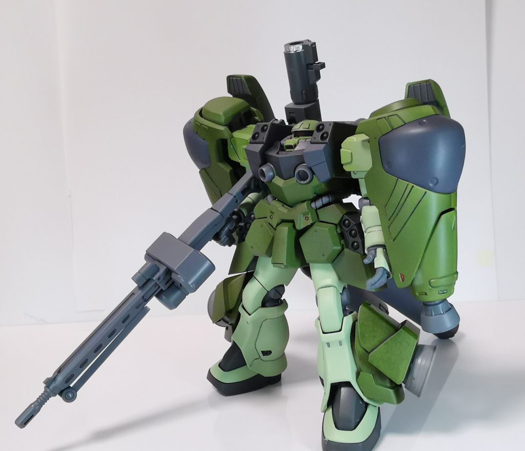 元々のザクⅡF2000はやたら重そうだったのでサイサリスのスラスターと脚のサイドサラスターにバーニアを追加しました。