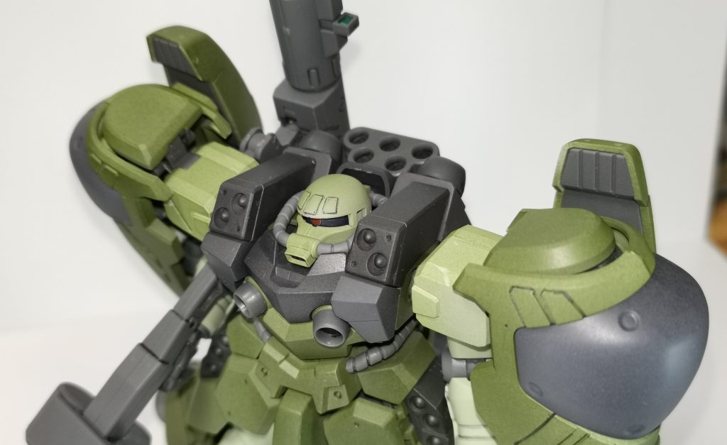 ザクⅡF2000に元々ついてるミサイルポッドの他にザクアメイジングのミサイルポッドを装着。MLRS的運用法をします。