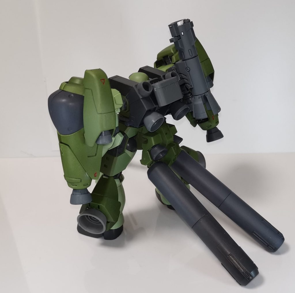 リアアーマーはなかったのでverkaのhi-νのバックパックを装着。各所にスラスターがあるのでプロペラントタンクもつけて作戦継続時間を伸ばしてます