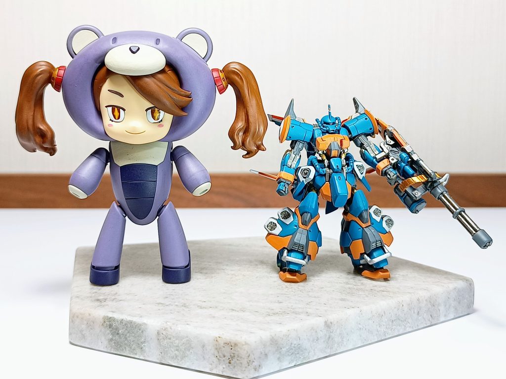 ギャン子さんとサイズ比較。小さいけどパーツがめちゃ多くってめちゃ大変でした。