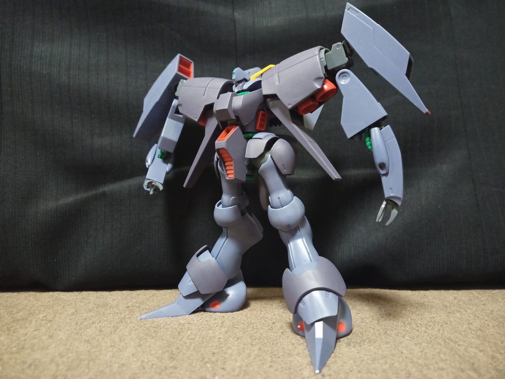  このロールアウトカラー（塗装未完了カラー？）はプレバン辺りで出るかな？出るかな？と思って待ってたんですが一向に出る気配ないので部分塗装で再現手のビーム発射口を開孔したぐらいで他は特に弄ってないです