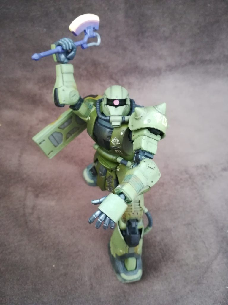 ジムに襲いかかる。ヒートホークはグラデーション塗装しました。光ってるみたいでしょ？