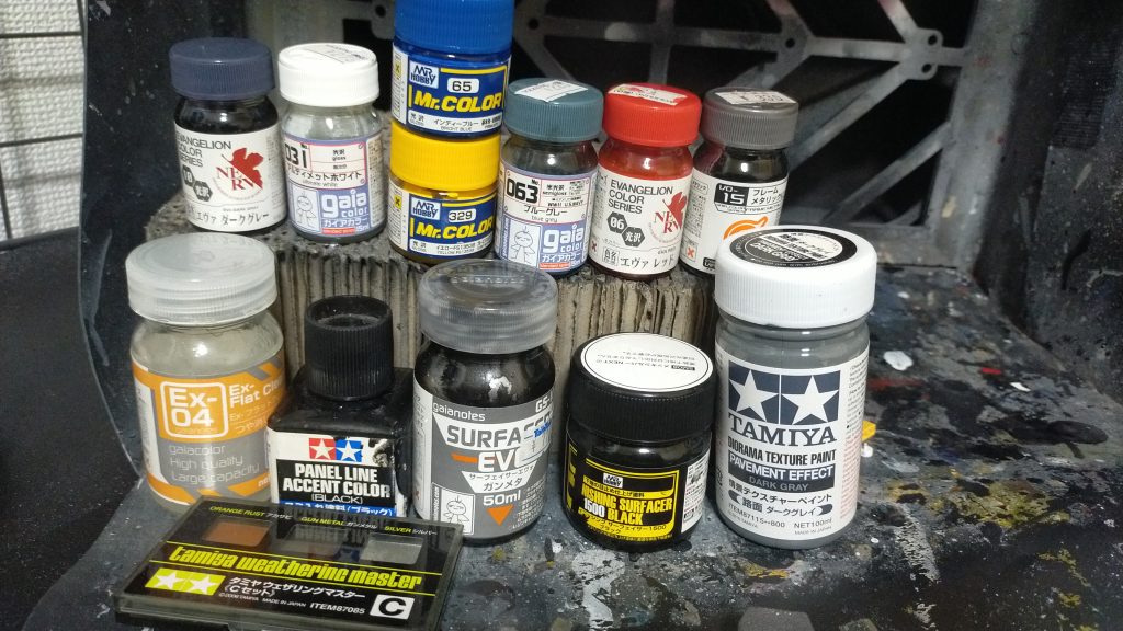 使用した塗料です。ほとんど黒サフから立ち上げています。右に写っているテクスチャーペイントは台座に塗りました。