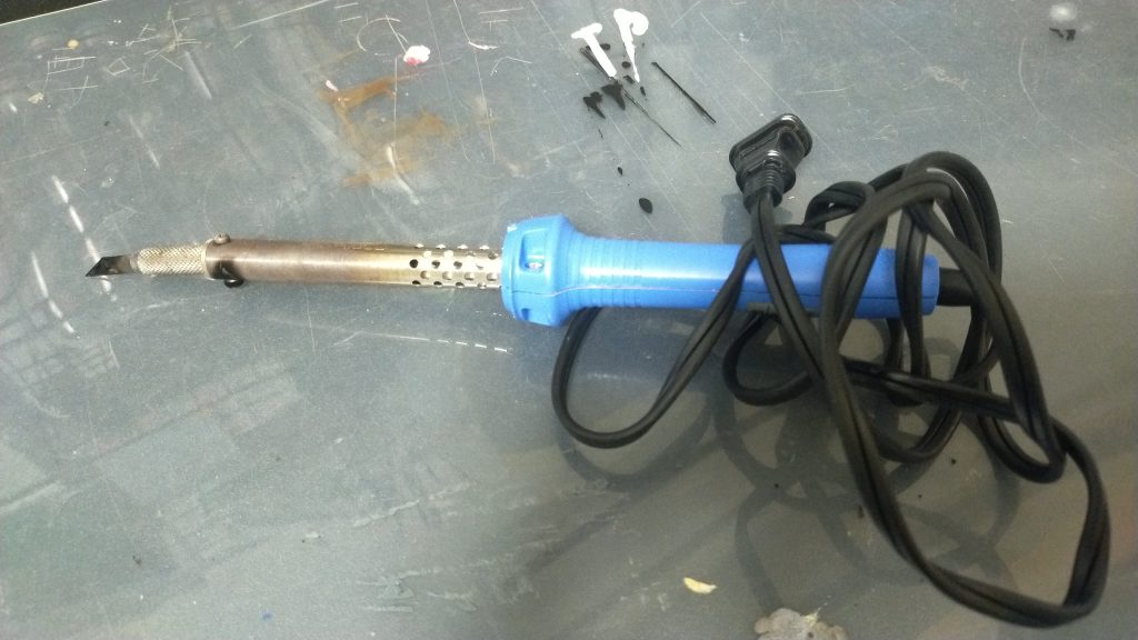 チョバムアーマーはホットナイフで加工しています。また、ロウソクの火でパーツを歪ませている箇所もあります。