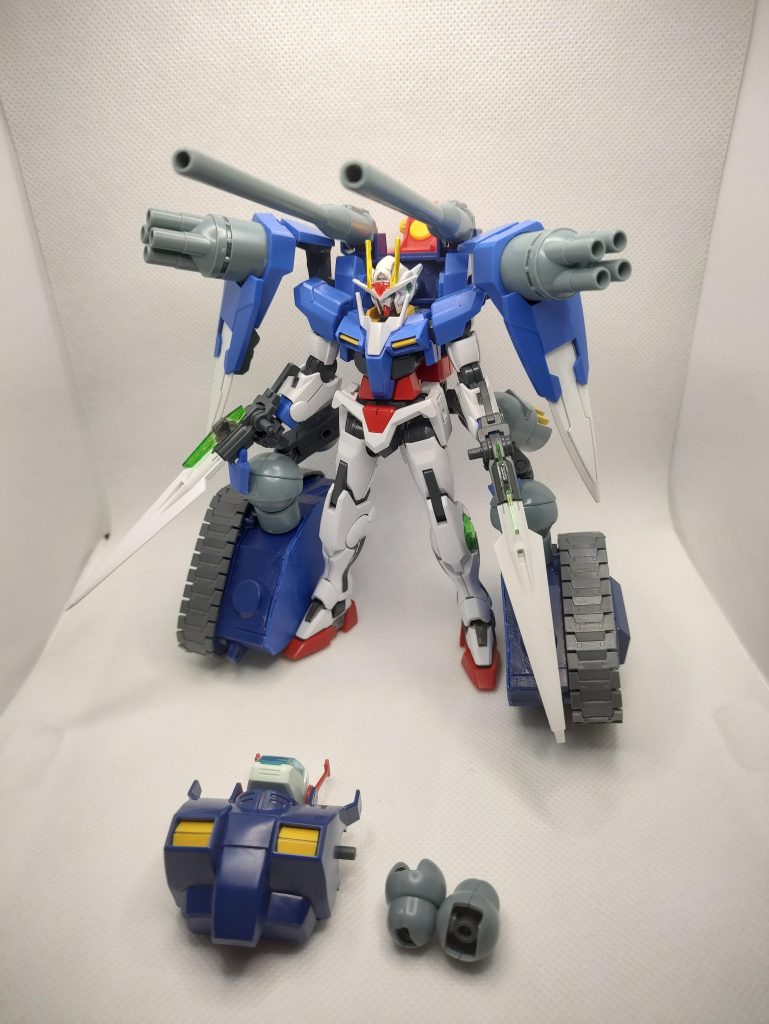 余ったパーツ頭、胴体前面、肘辺り胴体はシールドにしようかと思ったが時間切れ