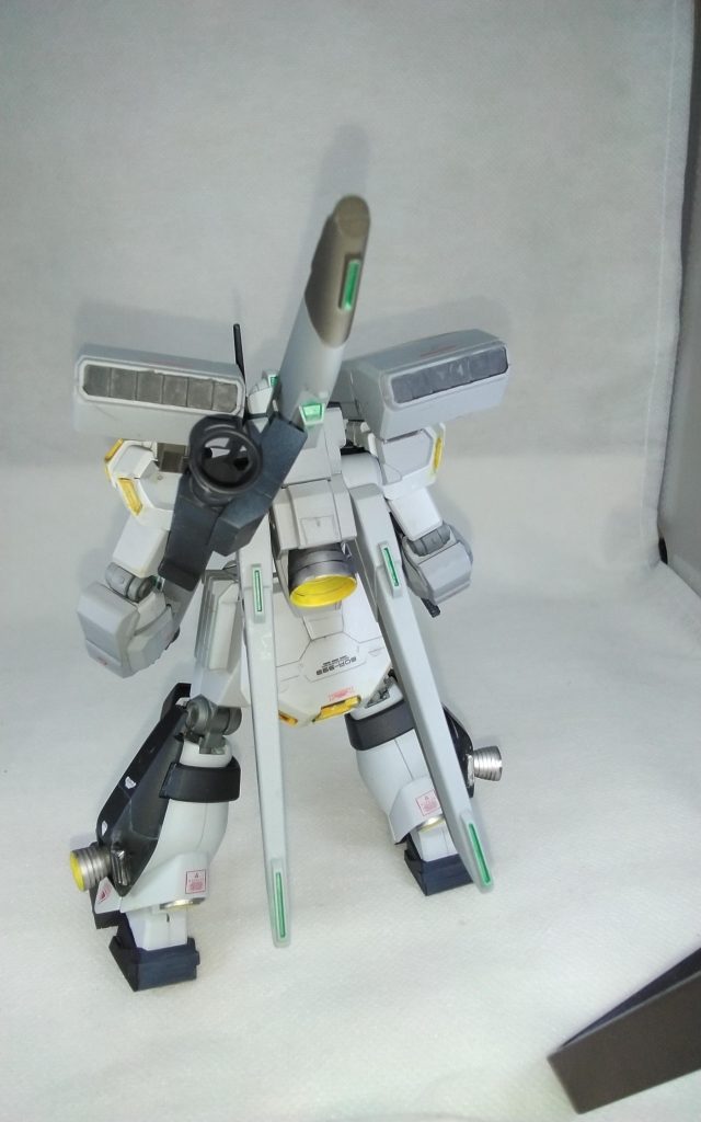 バックショットも当時のイメージ優先なので緑弱めでジェスタに近いグレー系統もありかと思ったけどνガンダムをイメージしてみました