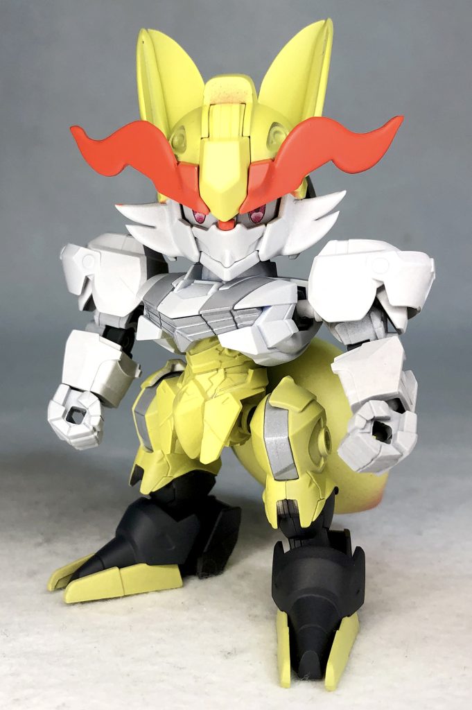 正面ベース機体はSD EXスタンダード「ガンダムエアリアル」アンテナの角度を利用して耳、赤い体毛を表現顔部分と背面を大きく改造し、ボディ部分はほぼいじらずですが色を変更したらかなり雰囲気が変わりましたね!腹部でパーツ分けされているのがイメージに大変あってました