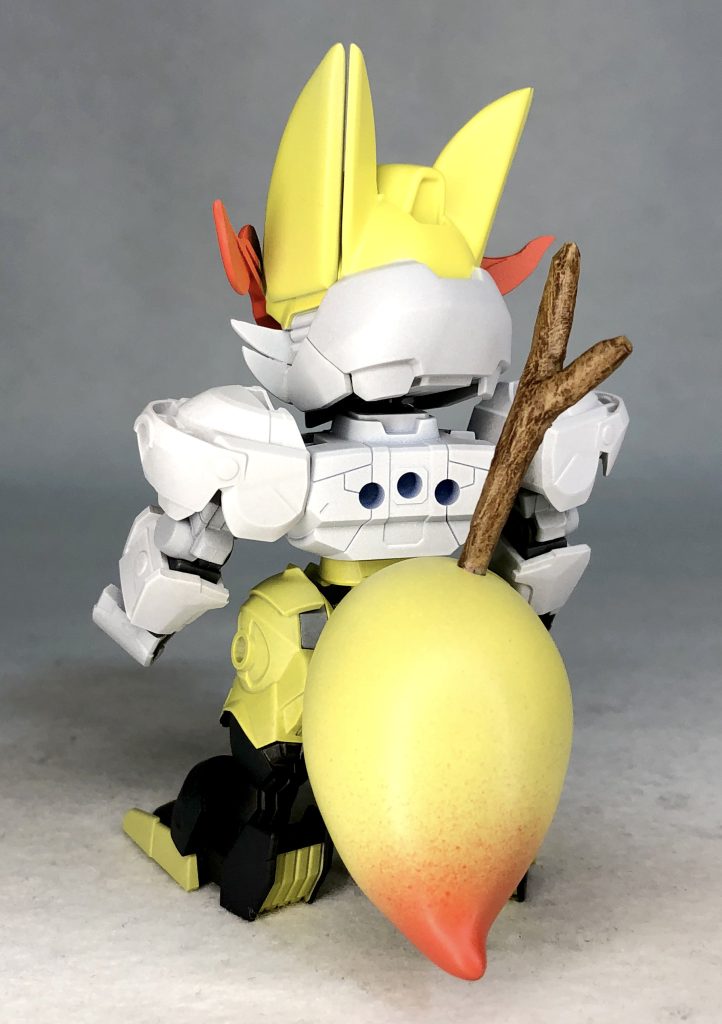 バックショット大きな尻尾を追加!さらにモチーフに合わせた木の枝を尻尾に取り付けてみました木製のパーツは以前のヒスイビリリダマよりこのように表現方法があるのが助かっていますね!