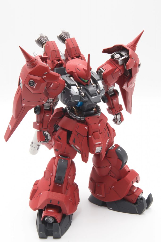下半身。今回も足の付根を下方に移動。空いた隙間を埋めるためにサイドアーマーを作成。フロントアーマーはシナンジュ・スタイン。太モモは元々あったモールドを埋めて真ん中の位置に引き直し。ヒザ下はスネでぶった切ってサイサリスのをくっつけましたが形状合わせに苦労しました。つま先のツメみたいな箇所はプラ版でひと回り大型化。あとは上半身同様プラ板やスジ彫りでディテール追加。