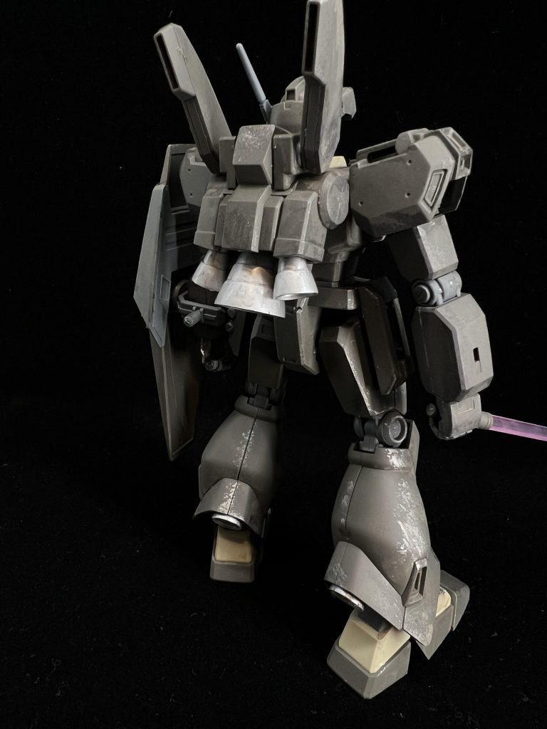 後ろ。ブースターはガンダムマーカーで塗ったのですが、ムラがそれっぽく古さに見えて笑える。粉っぽさがあるので、なんだか触っていると手が汚れるんじゃないかという錯覚がある。