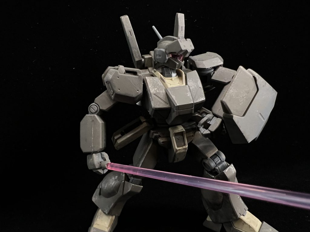 クリアパーツの裏の部分はガンダムマーカーのメッキシルバーを塗ってみたのですが、光が当たると良く光って見えて中々簡単に出来て良い具合です。