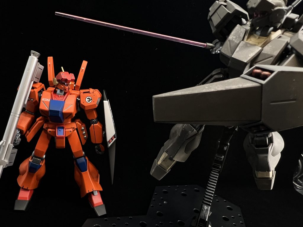 以前に全塗装したジェガンと並べてみました。どういういきさつかは謎。