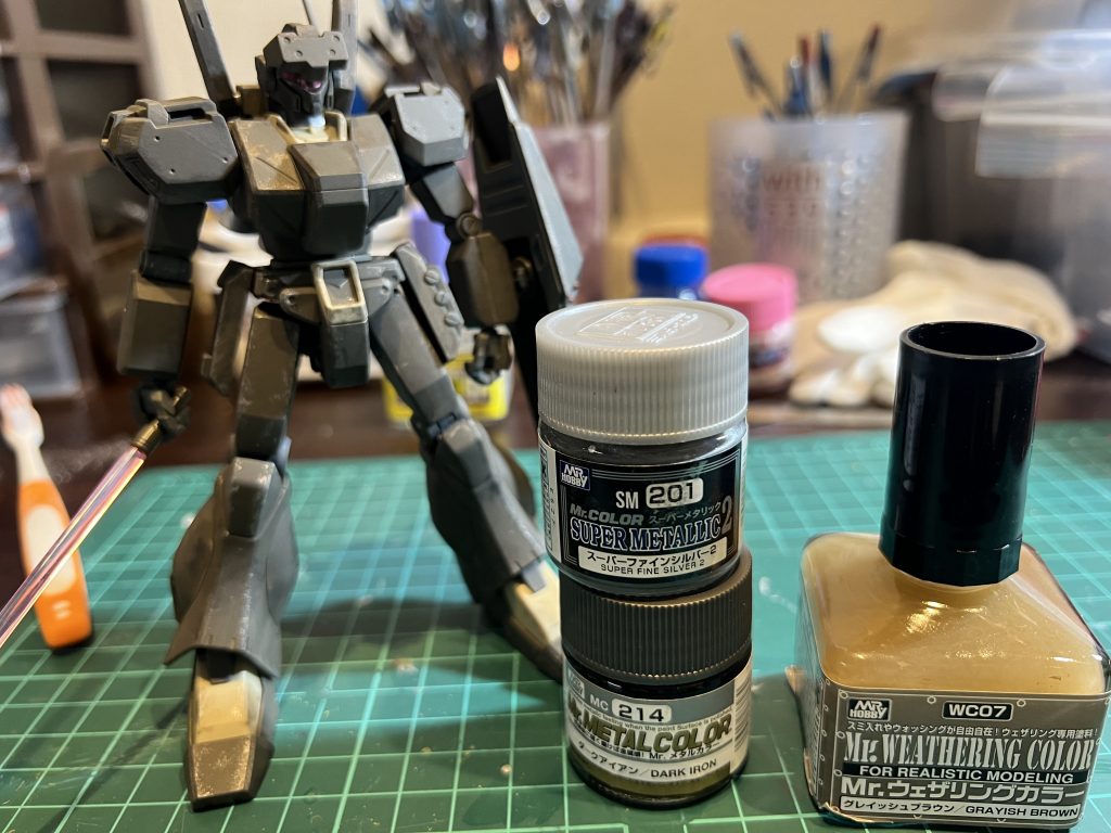 チッピングは銀と黒系の二色で、メラニンスポンジ、台所用のスポンジや綿棒などで試してみていたのですが叩いて点々が付くというよりか塗料が付着した部分がそのままラインで入るような具合になってしまっていました。多分既に希釈した塗料だったからかな？ゲート跡の処理も目立つところ以外はしていないので、その部分が目立たなくならないかな、というのとこの技法を試した事がなかったのでやってみたのですが、リアルなこすれや塗装剥げのような具合にするのは中々難しそう。ウェザリングの方はとりあえず塗って、指でこすったりして伸ばしたりしていました。