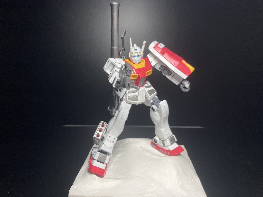 本塗装が終わった後にヴィネットに乗せて写真を一枚ポージングが悪いのか、脚がゆるくて設置がずれてしまうせいか。とにかく何かが悪い事だけはわかる、と感じ色すら塗らず寝かしております