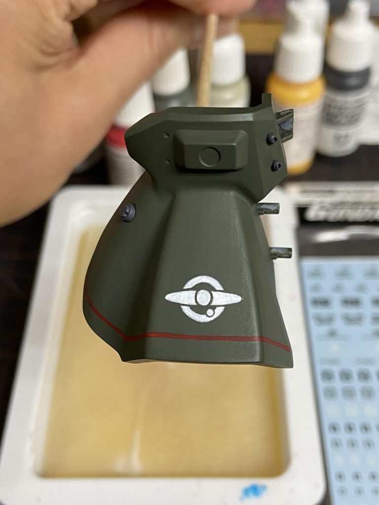 デカールを参考にエンブレム手描き