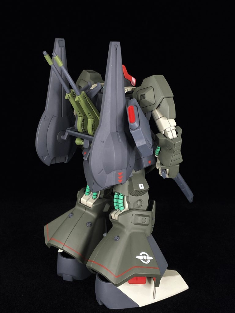 斜め後ろからエゥーゴのエンブレムは強敵でした