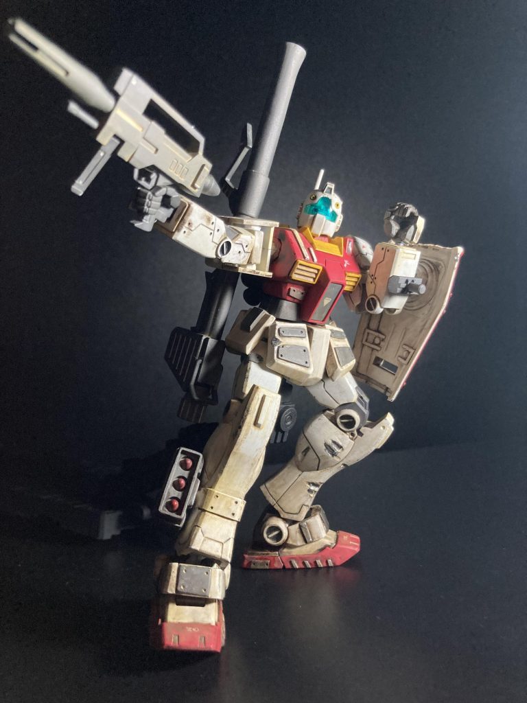 乾燥機を実装したのですが、思ったよりも温度が低いな、と思い就寝中つけっぱなしにした所関節という関節がゆるゆるになり、シールドがとろけるという憂き目にあい、心が折れ美プラに手を出しドはまりし、再開したはいいがウェザリングをするかどうかで悩み、また美プラに手を出し、年も明けるしいい加減完成させるかぁ、とウェザリングマスターを手に取った次第ですしてみたところ明らかにウェザリングを施したほうが映え、かなりのお気に入りになりましたまた、とろけたシールドは分割し、溶断された風にリメイクしてみました