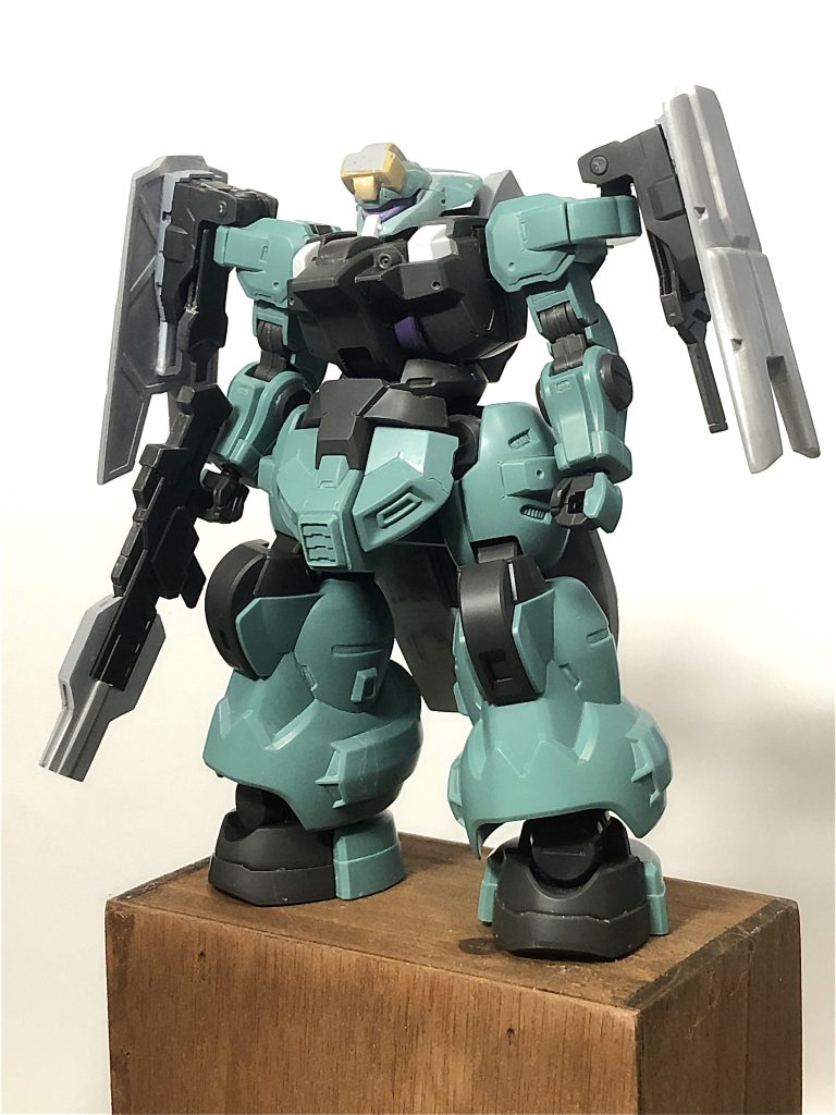 額のガード?だかセンサーだかをエポパテで追加し、両肩のシールドをプラバンで新規製作。ビームライフルの先端に追加バレルをプラバンで追加制作。顔の顎は寂しそうだったので、チンガードみたいにしました。