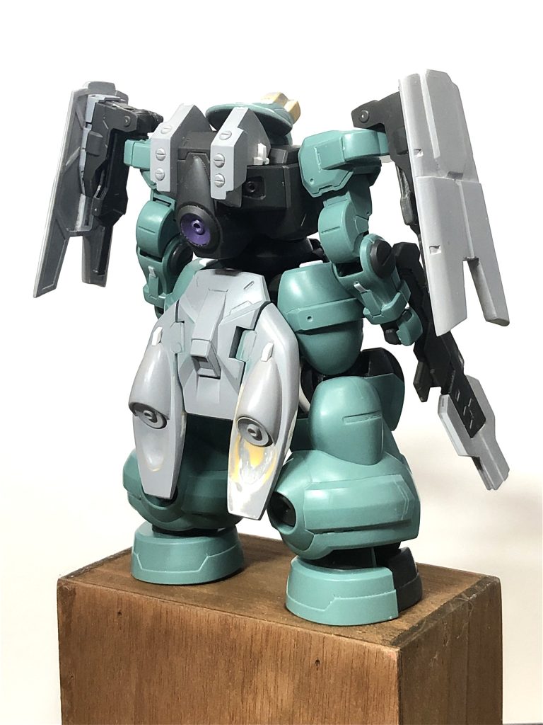 バックパックにミサイルラッチをプラバンで新規追加。腰のスラスターをプラバンとエポパテで大型化。設定では両肩にビームサーベルがあるみたいですが、キットには一つしか入っていないので、キットのランナーをプラバン化させて追加制作。素材が柔らかいのでスライド部分にも食いつく感じにセットできました。モールドはめんどくさかったので省きました!