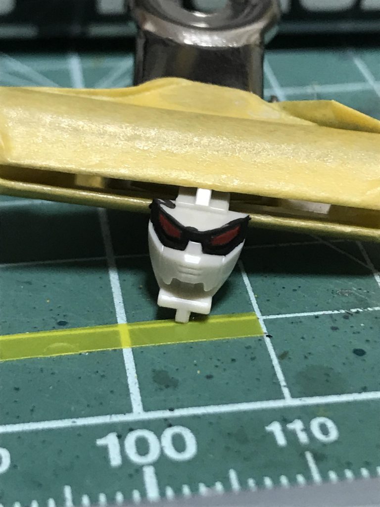 後ハメ加工が難しかったので、先にツインアイを塗装しました。