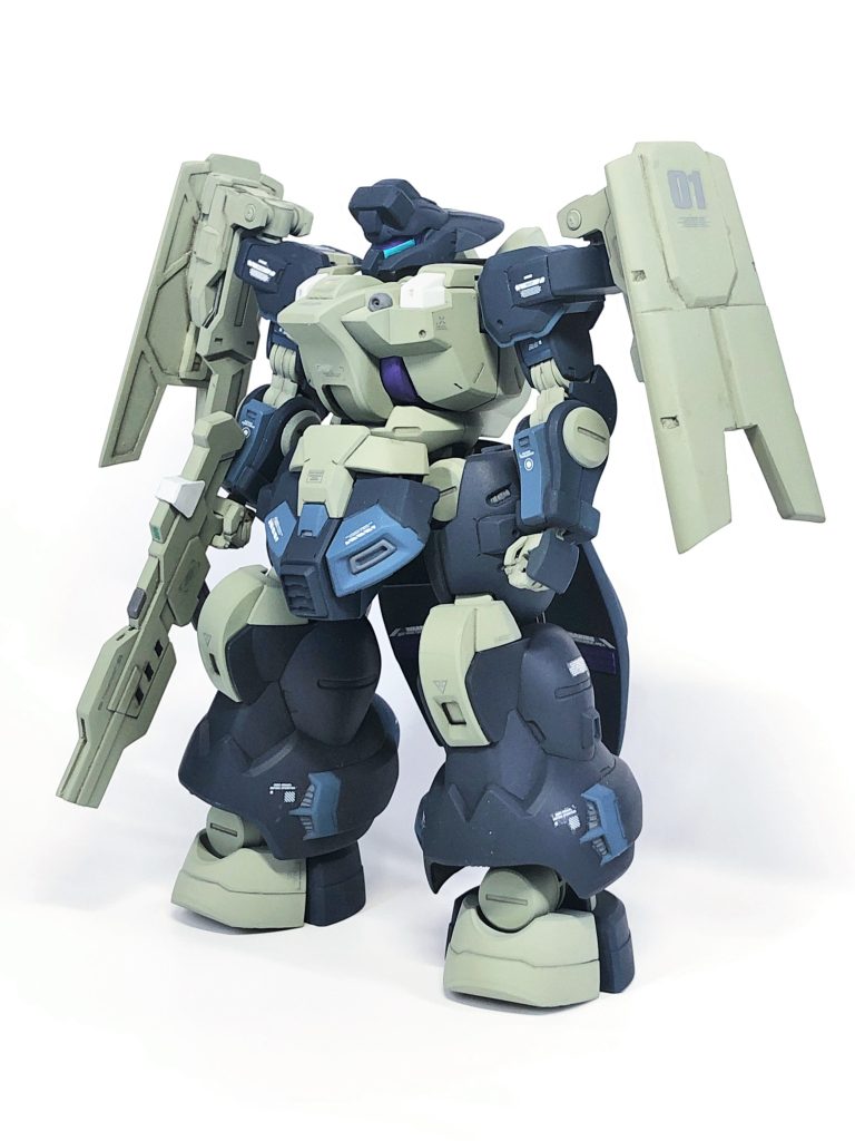 脚部にあるスラスターだか吸気口だかは彫り込んで細かいカバーっぽくしました。