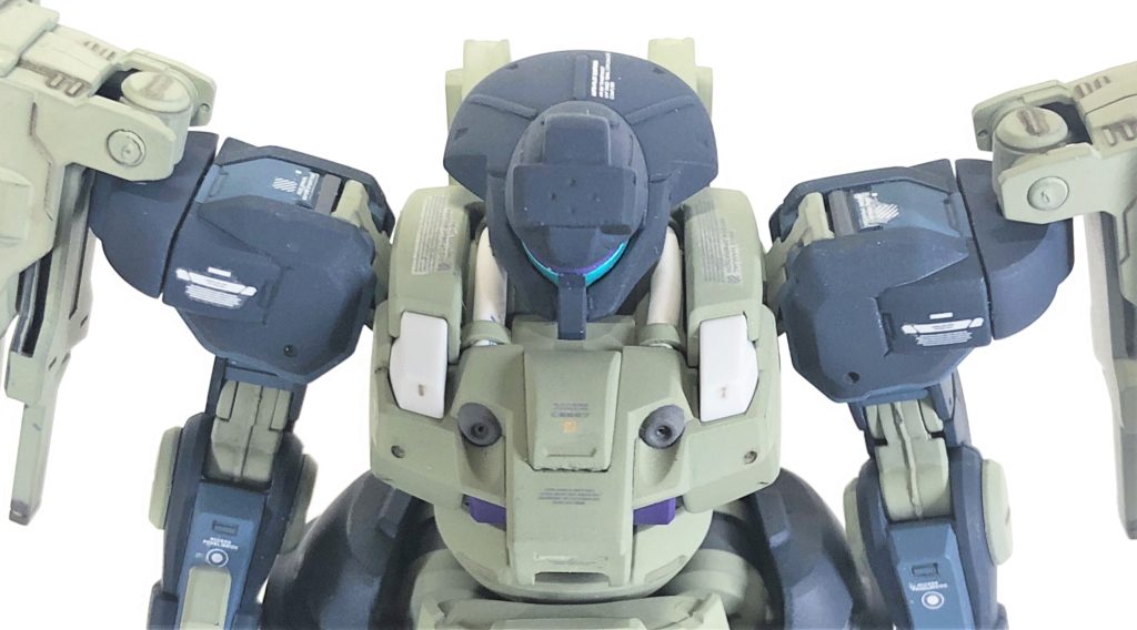 目のセンサーブルーの部分はシールで胸部バルカンは一応開口