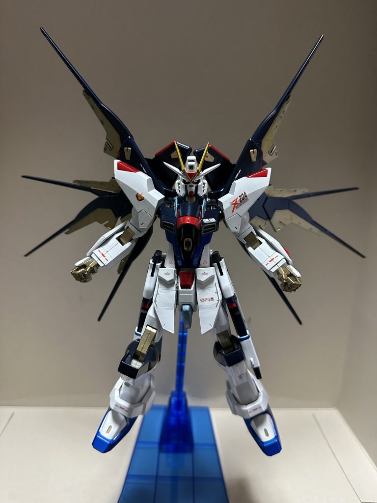 フロントアーマーは改造を加えた腰回りを隠すために上にずらし、その分を縦に長くして大型化してバランスをとっています。分かりにくいですがダクト部やドラグーン基部などをゴールドで塗装。MGなどを参考にしました。