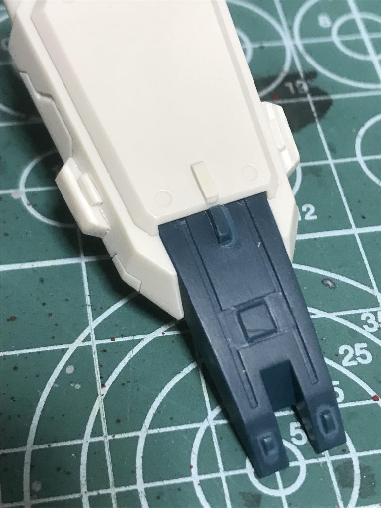 ランナータグを削ったプラ板を貼ったり、スジ彫り追加してるときの様子。