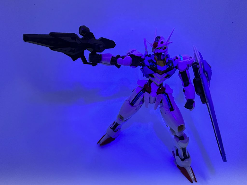 今回も全塗装にておこなっています。発光部は蛍光ブルーを使用しています。塗装方法ですが、以前の通常起動時のエアリアルはクリアパーツの下にシールを貼り、そのシールの模様を蛍光塗料の赤とオレンジでなぞって再現しましたが今回は別の手法を用いました。クリアパーツの裏に細く切ったマスキングテープで発光させたい模様の形にマスキングしそれ以外（つまりクリアパーツの裏）を黒で塗装していまいます。そして傾向ブルーはクリアパーツを取り付ける本体側のほうを全体的に蛍光ブルーで塗装してしまいます。そうするとクリアパーツはマスキングしていない場所は黒で塗装されているので発光せず、マスキングしていた部分だけがクリアのままなのでブルーに発光するというわけです♪マスキングは地獄ですが、模様をなぞるよりこっちの方が綺麗だと思います。