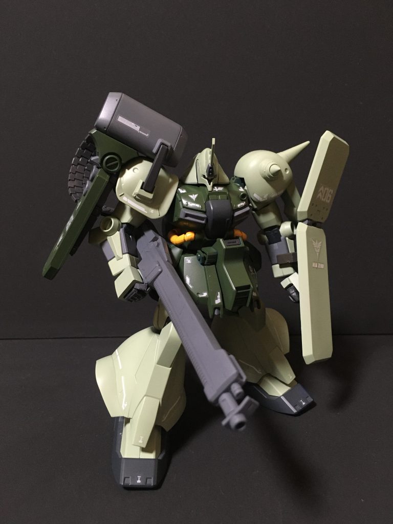 正面右側連邦から接収したゼクアインをベースに、ペズン計画の再開としてザクⅢを開発する途中で製作された試作機という脳内設定です。