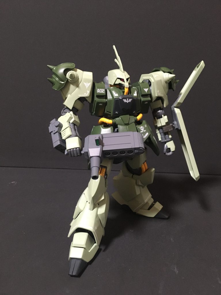 正面右側第2次ネオジオン抗争時に改修・使用された機体という脳内設定です。武装はガルスJのエネルギーガンを使用しています。右腕にはミサイルランチャーも装着させています。頭部ブレードアンテナはヤクトドーガ用を取り付けています。