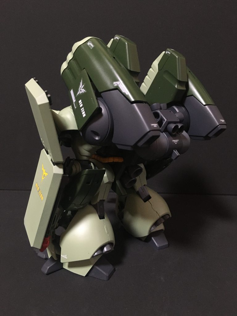 後方ショットミサイルポッドはギラドーガのバックパックに接続させています。