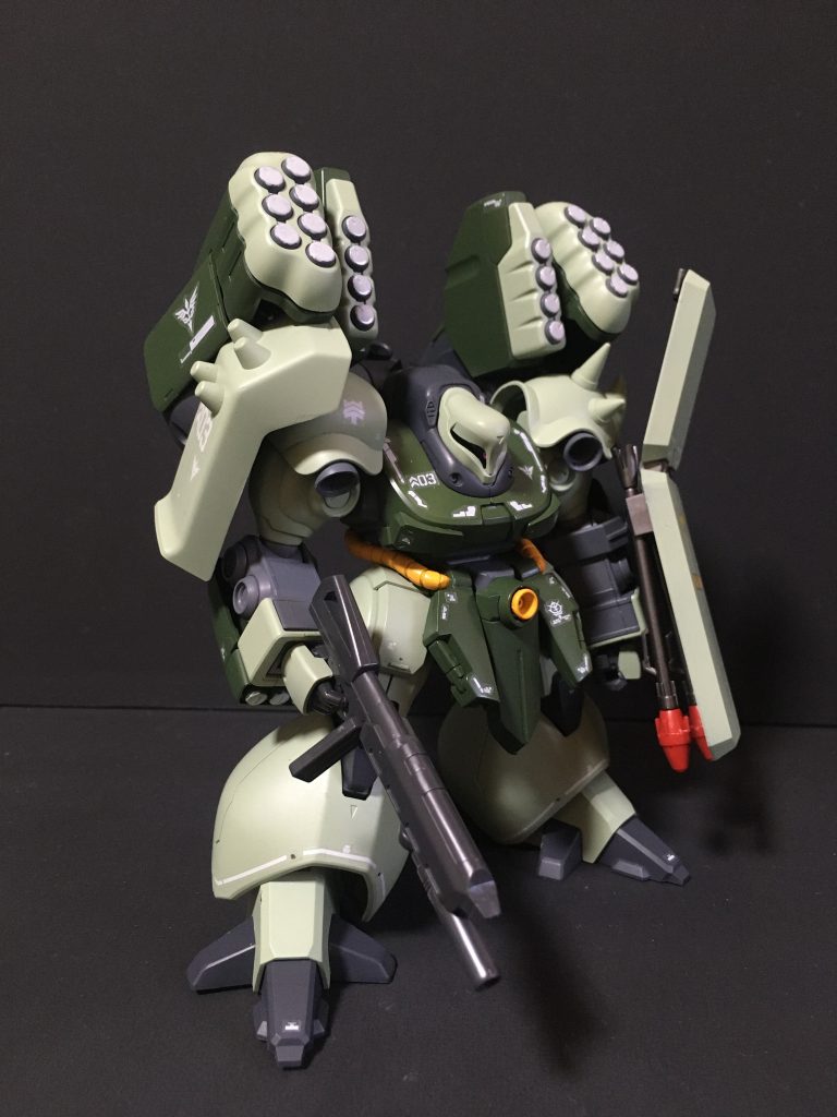 正面右第2次ネオジオン抗争時に改修・使用された機体で、ブースターパックを使用した敵地投入+攻撃ではなく、艦隊・拠点防衛を目的とした機体という脳内設定です。