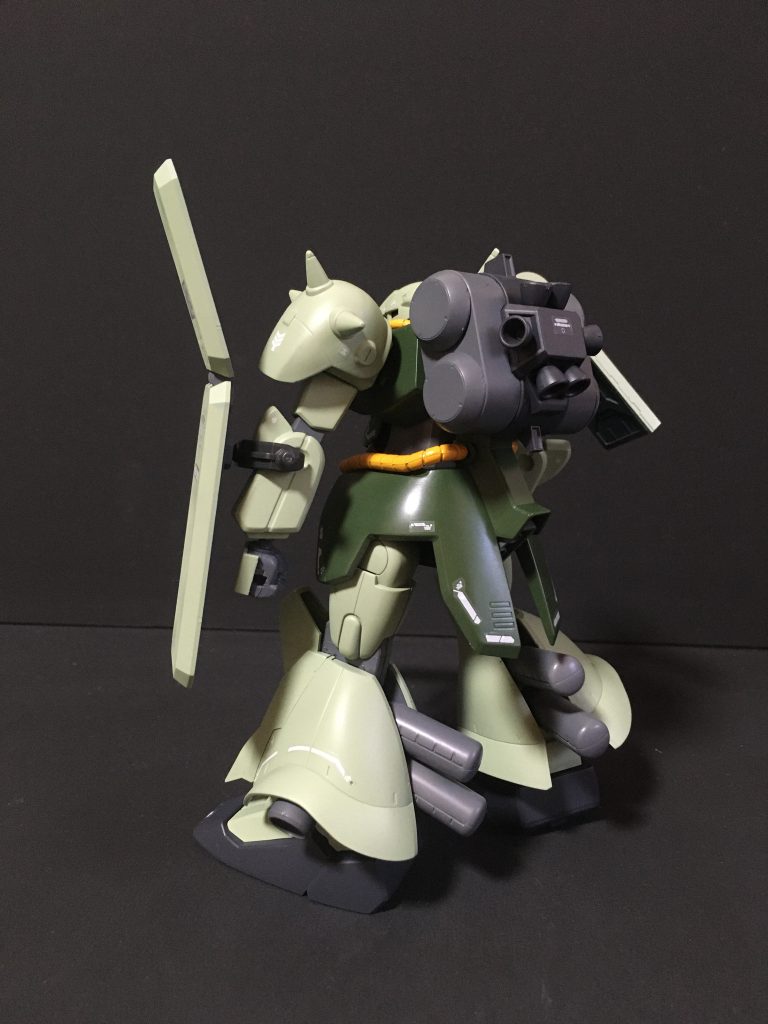 後方ショット製造コスト削減のためバックパックはギラドーガ用を採用しています。